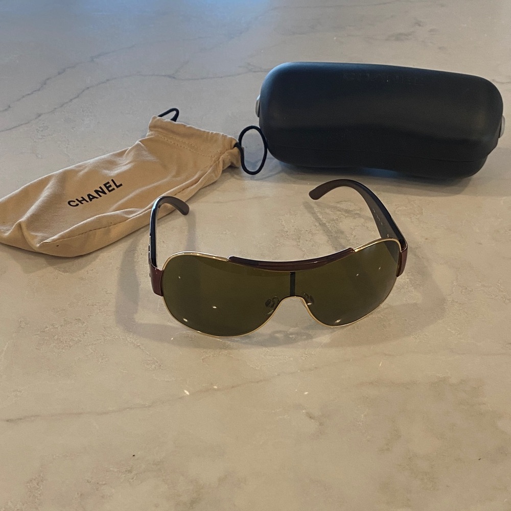 CHANEL Sunglasses with Gold Frame and Brown Lenses